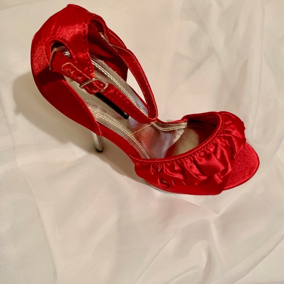 Red Ruffled Stilleto - Picture 2 of 3